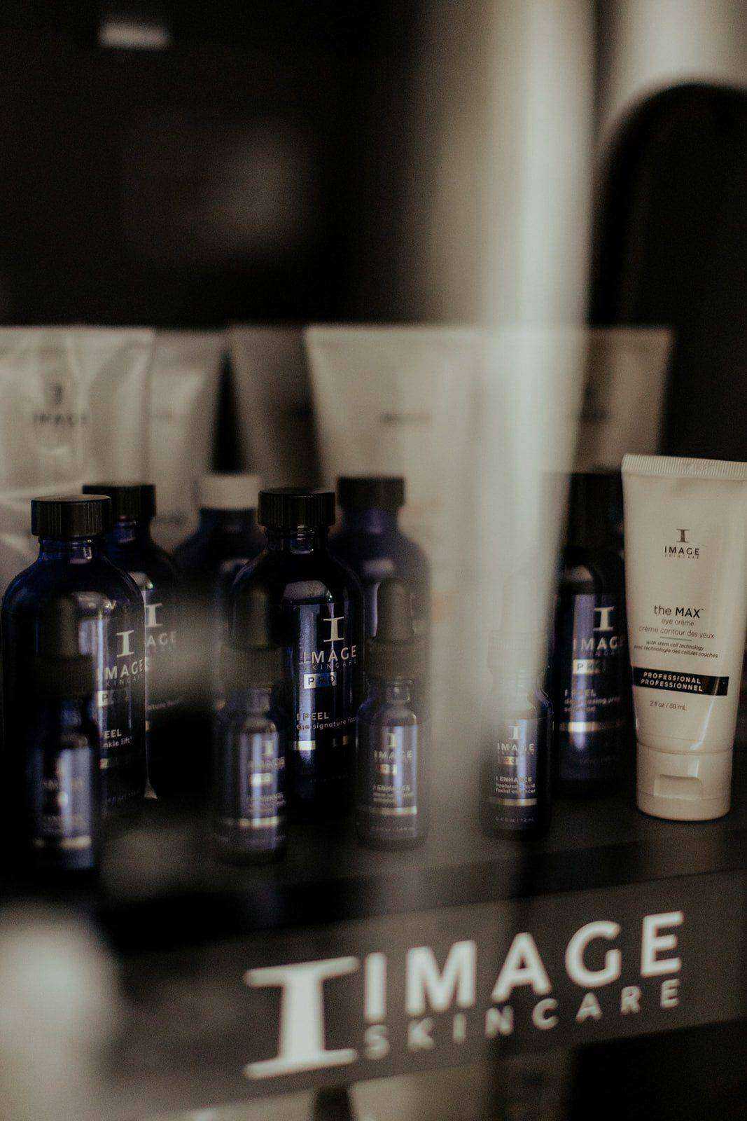 Produkty Image Skincare ustawione na półce w gabinecie